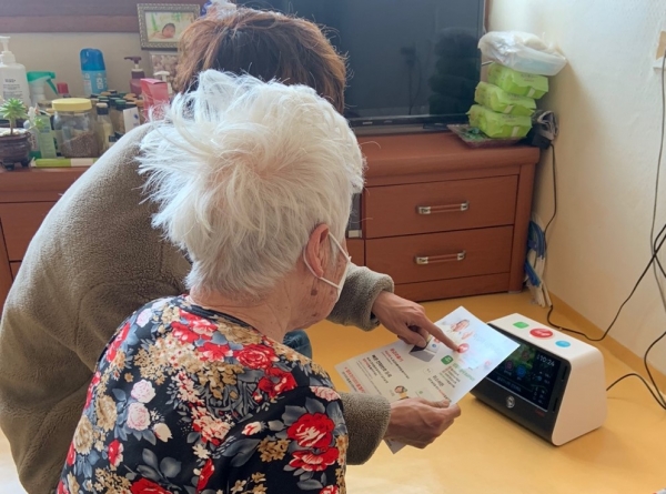 응급안전안심서비스 장비 설치 후 응급관리요원이 사용법을 설명하고 있다.