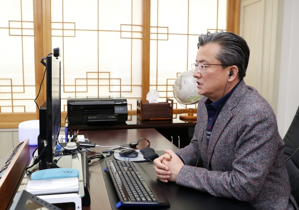 지난 19일 온라인으로 진행된 테스트베드 평가위원회에서 정용래 유성구청장이 회의를 주재하고 있다.