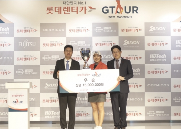 지난 20일(토) 대전 골프존 조이마루 전용 경기장에서 열린 ‘2021 롯데렌터카 GTOUR 여자대회 1차' 결선 시상식에서 (왼쪽부터) 골프존 박강수 대표, 우승자 박단유, 롯데렌터카 최근영 상무가 기념 촬영을 하고 있다.