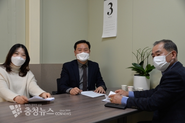 우로부터 한석수 회장, 이관형 면장, 정지윤 담당