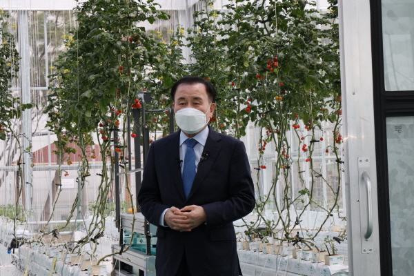 스마트팜 교육시스템에 대하여 설명하고 있는 김지철 교육감