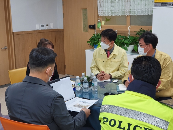 지난 22일 오전 불당동 호수초등학교 일원에서 전만권 부시장과 호수초등학교 교장, 서북경찰서 관계자 등이 어린이 통학로 안전에 대한 개선방안 논의 및 현장점검 실시