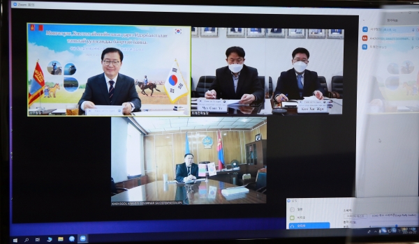 몽골헙스걸 화상회의를 진행중인 장종태 구청장