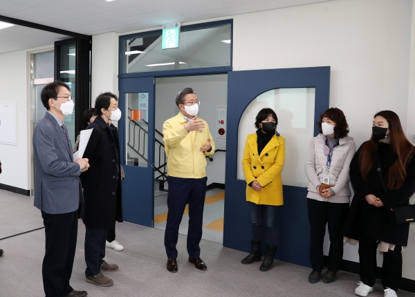 공동체지원센터 현장점검 중인 정용래 구청장