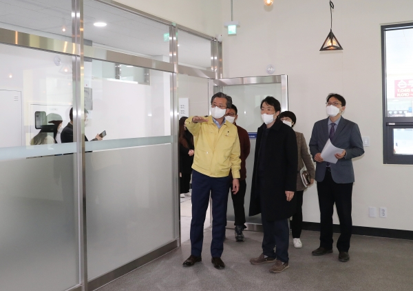 공동체지원센터 현장점검 중인 정용래 구청장