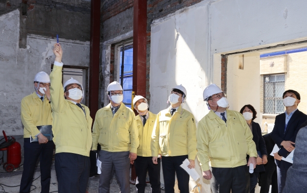 대전시의회 행정자치위원회 위원들이 23일 옛 충남도청사 리모델링 공사현장을 방문해 향후 대책 마련과 재발방지를 촉구했다.