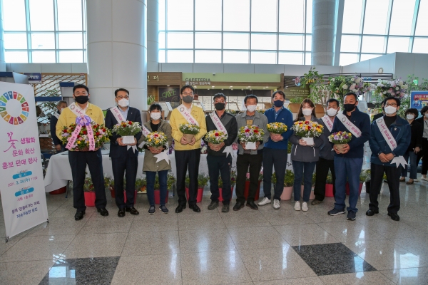 24일 시청 1층 로비에서 꽃에 대한 새로운 가치 창출을 위한 꽃 생활화 문화 확산 홍보·판매 캠페인 진행