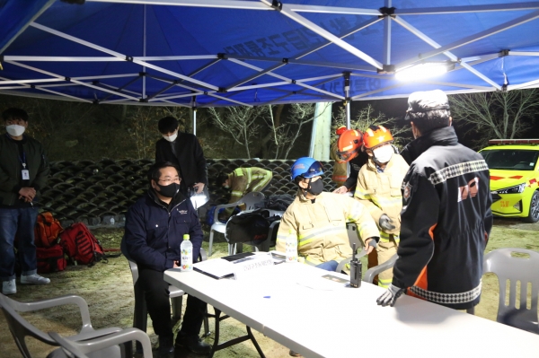 송악면 강당리 산불 발생 현장지휘소 설치 운영 장면