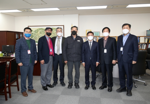 지난 23일 정부대전청사를 찾아 김현모 문화재청장을 만난 자리에서 국방과학연구소 내 안흥진성의 토지 반환 필요성을 설명하는 가세로 태안군수와 최근웅 공동회장 모습.(왼쪽 네 번째 가세로 태안군수, 오른쪽 세 번째 김현모 문화재청장, 왼쪽 두 번째 최근웅 공동회장)
