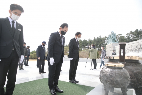 천안함 46용사 묘역을 참배 한 박상돈 시장 모습