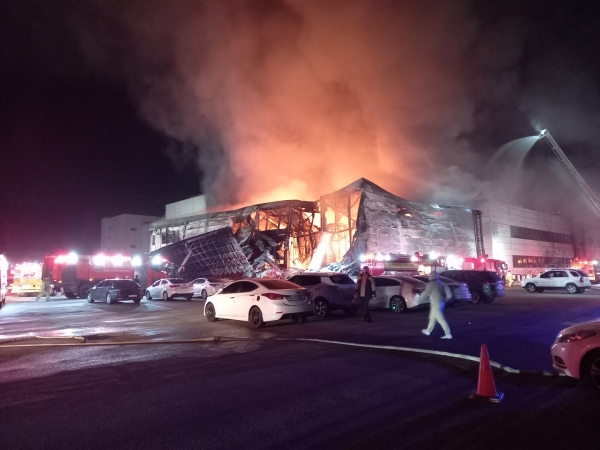 박상돈 천안시장이 지난 23일 오후 8시 13분경 성거읍 소재 해태제과 공장에서 화재가 발생함에 따라 현장을 방문해 피해상황을 점검하고 있다.