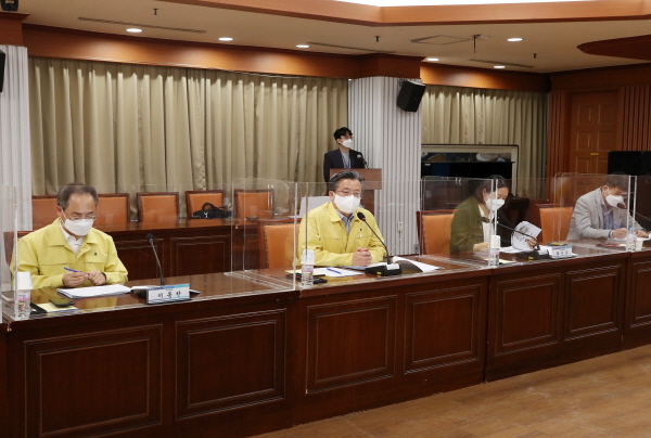 24일 유성구가 중회의실에서 ‘유성형 1인가구 기본계획수립 연구용역 착수보고회’를 개최한 가운데 정용래 유성구청장이 회의를 주재하고 있다.