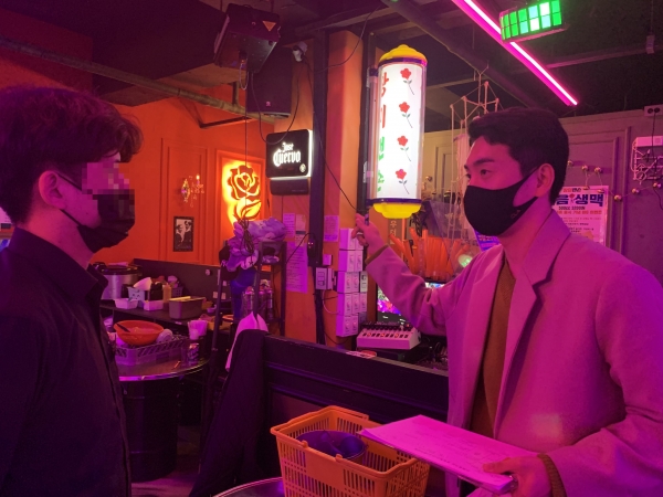 지난 24일 서산시 식품위생감시원이 중점관리시설(홀덤펍)에 방문해 방역수칙에 대한 지도·점검을 실시하는 장면