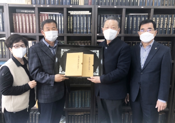 25일 한국족보박물관에서 진행한 금구 온씨 족보 기증식, 왼쪽부터 중구청 김민선 뿌리공원담당, 한국족보박물관 변규태 관장, 전국뿌리문중협의회 지정석 회장, 유정원 사무총장