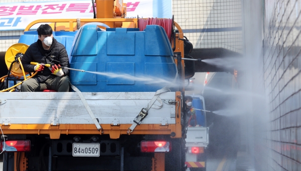 지하차도 세척 작업 장면