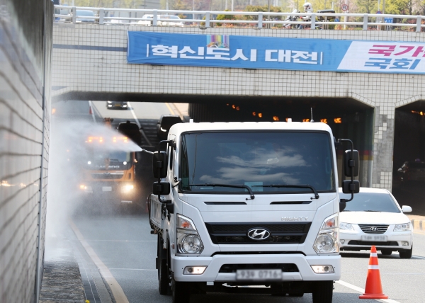 지하차도 세척 작업 장면