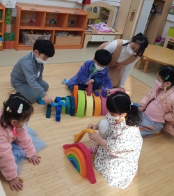 공주 신관유치원 원아들이 늦은 시간까지 운영하는 온종일 돌봄교실에 참여하고 있다.