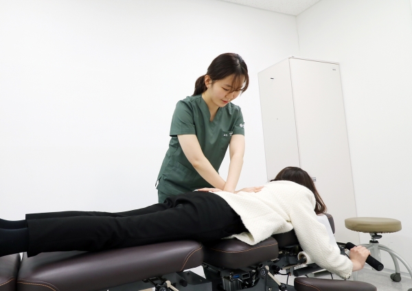 대전대학교 대전한방병원 통증척추센터 이예지 침구의학과 교수가 척추질환자를 돌보고 있다.