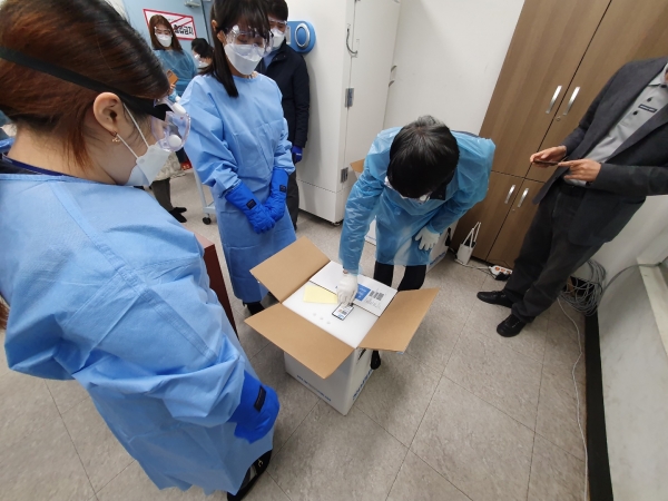 천안시 보건소 관계자들이 화이자 백신을 냉장고에 옮겨 담고 있다.