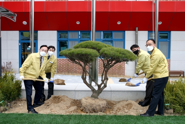 제76회 식목일을 맞아 대전해든학교에서 나무심기 행사 실시 모습