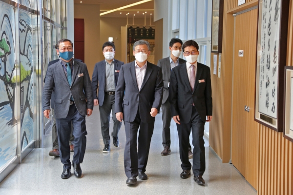 김명수 과학부시장이 진흥원 전시관을 둘러보고 있다.