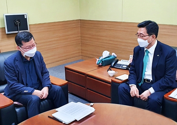 회의 현장 사진    * aT 김춘진 사장(우측), 유엔거버넌스센터 심보균 원장(좌측)