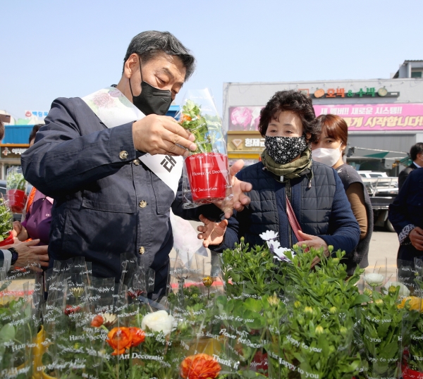 지난 25일 태안서부시장에서 열린 ‘희망의 꽃 나눠주기’ 캠페인 모습.