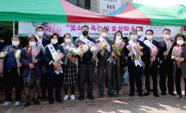 지난 25일 태안서부시장에서 열린 ‘희망의 꽃 나눠주기’ 캠페인 모습.