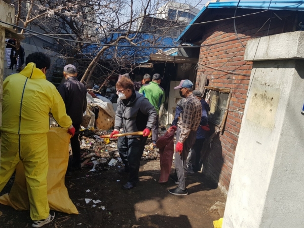 26일 저장강박증 가정에 4개 유관기관이 참여해 쓰레기 5톤을 철거한 후 소독작업까지 마치며 깨끗한 주거환경을 제공했다.