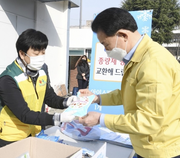 지난 26일 중구청 후문 주차장에서 진행한 ‘아이스팩 수거의 날’에 참여해 아이스팩을 교환하는 박용갑 중구청장