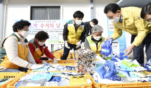 26일 중구청 후문 주차장에서 진행한 ‘아이스팩 수거의 날’에 수거된 아이스팩 중 재사용 가능한 아이스팩을 분류 작업 중인 박용갑 중구청장(민방위복 착용)과 자원봉사협의회 회원들