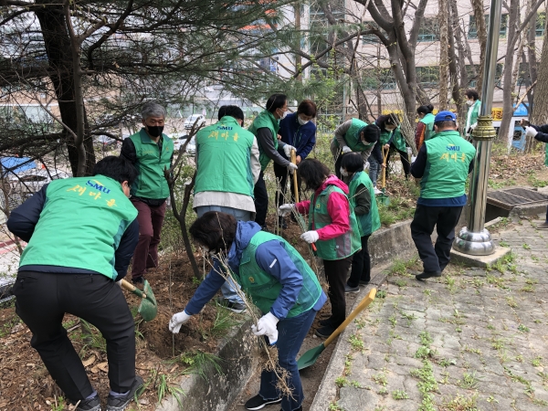 지난 27일 장현근린공원에서 온천2동 새마을지도자협의회 회원들이 무궁화 나무를 식재하고 있다