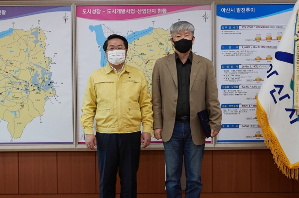 오세현 시장과 이희원 센터장(오른쪽)이 위촉장 수여 후 기념사진을 찍고 있다