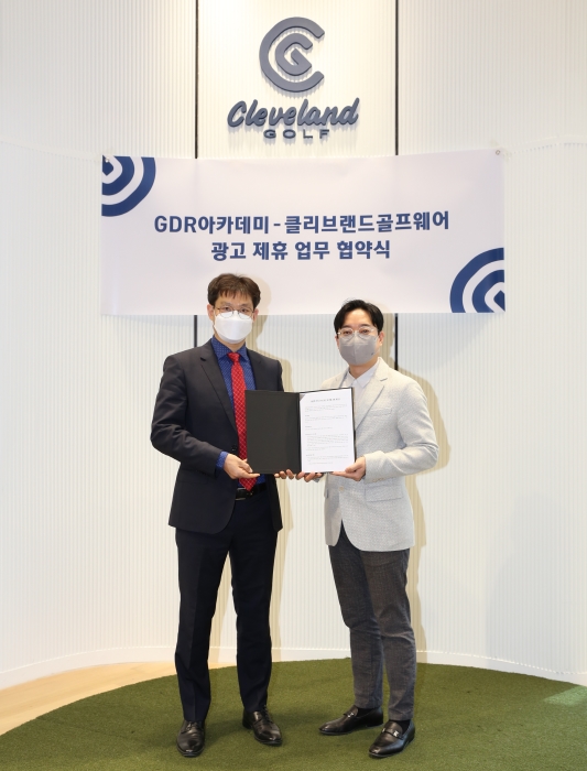 GDR아카데미가 클리브랜드와 연장 계약을 체결하며 전략적 파트너십 강화. (왼쪽부터) 골프존 GDR 사업기획실 안웅기 상무, 클리브랜드 양계홍 대표이사