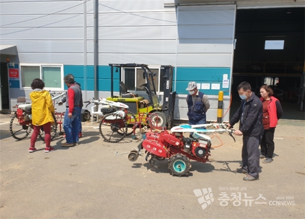 세종시 농민들이 농기계임대사업소에서 농기계를 임대하고 있다.