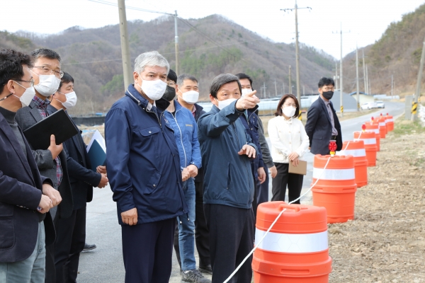 궁동천 사업 현장에 방문한 문정우 금산군수