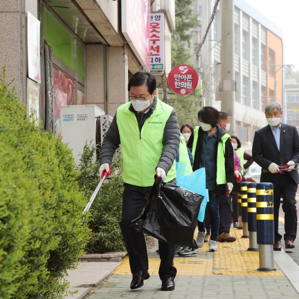 29일 복수동 오량약수터와 서부경찰서 앞에서 코로나 방역 캠페인과 새봄맞이 마을 대청소를 하고 3주간의 “우리 마을 희망 가꾸기 캠페인”을 마무리했다.