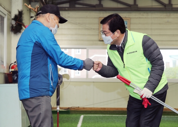 29일 복수동 오량약수터와 서부경찰서 앞에서 코로나 방역 캠페인과 새봄맞이 마을 대청소를 하고 3주간의 “우리 마을 희망 가꾸기 캠페인”을 마무리했다.