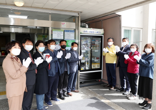 29일 오전 정용래 유성구청장이 신성동 『나눔모퉁이   냉장고사업』 개소식 참석 후 참석내빈들과 기념촬영