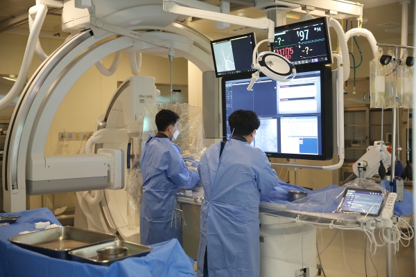 하이브리드 수술실에서 이철영 교수가 뇌혈관중재술을 하는 모습