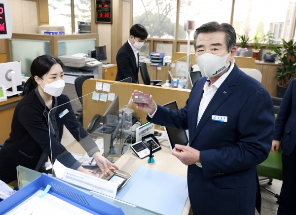 카드형 보령사랑상품권을 발급하고 있는 김동일 시장