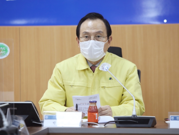 박상돈 천안시장이 지난 29일 코로나19 대응 상황회의를 주재하고 있다.