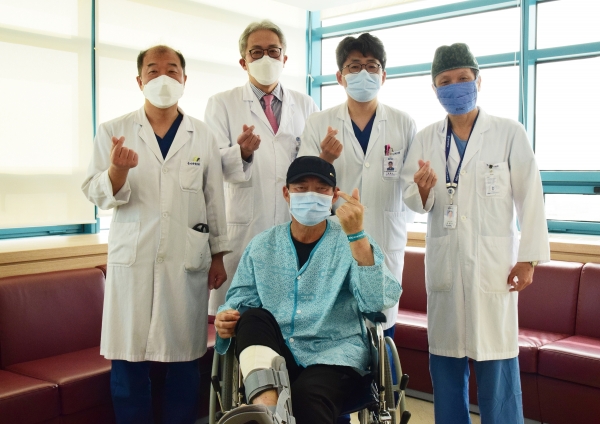 [좌부터 시계방향] 방승호 권역외상센터장, 김갑중 교수, 문윤수 교수, 조병선 교수, 송재복 씨