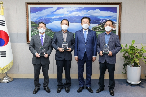 농촌지도자 이임 임원 공로패 수여(왼쪽부터 안영상 사무국장, 조효연 연합회장, 최홍묵 시장, 박영순 감사)