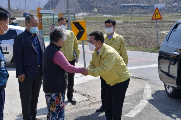 박정현 부여군수 천안함 유족 윤청자 여사 위문 장면