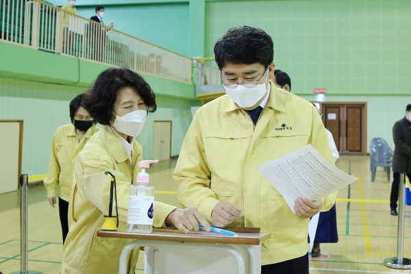 송기력 보건소장이 예진표 작성에 대해 설면하는 장면