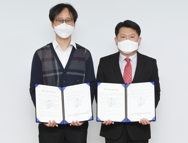 30일 중구 정신건강복지센터에서 진행한 「찾아가는 마음치유 상담실」운영 협약식, 왼쪽부터 대전 중구 정신건강복지센터 한창태 센터장, 중구청 안용호 총무국장