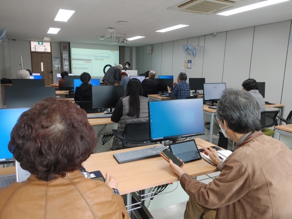 지난 29일 구암평생학습센터에서 전문강사가 온라인 학습을 대비해 평생학습 수강생을 대상으로 사전교육 실시