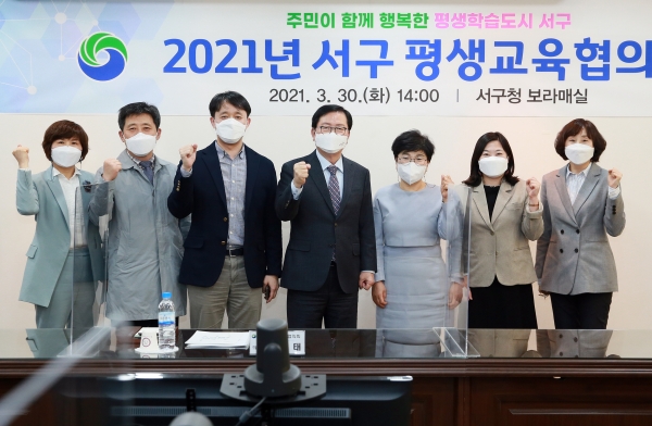 30일 구청 보라매실에서 평생교육 협의회 회의 후 단체사진