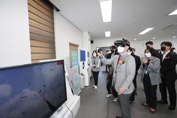 어르신 일자리 복지센터 내부를 둘러보고 있는 박 시장